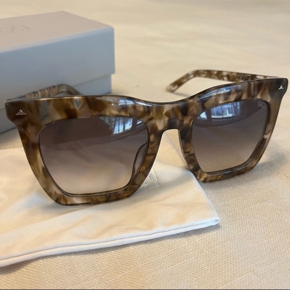 NIB Dezi FallBack Sunglasses - Alluded Nude main image 3